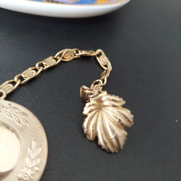 Vintage mid century Gold Tone Sweater chain clip 1950s Vintage Sweater Clip - Picture 4 of 4